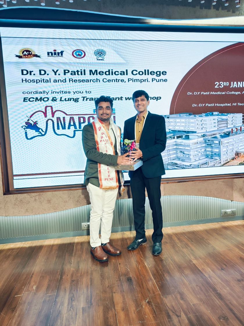 Dr Manjunath M N teaching at the NAPCON 2025 ECMO workshop